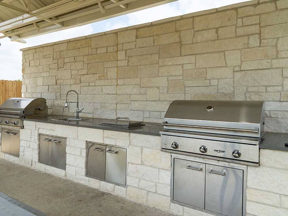 The barbeque area with sinks at JETSTREAM RV RESORT - TROPICAL TRAILS