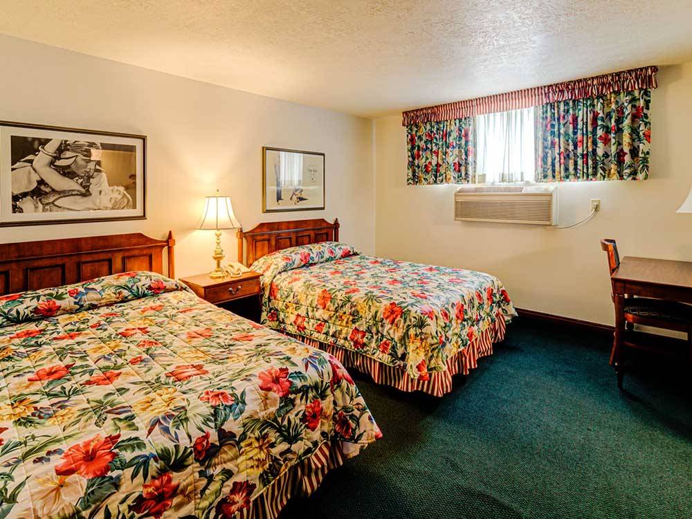 Two beds in a bedroom at BEAVER DAM LODGE RV RESORT