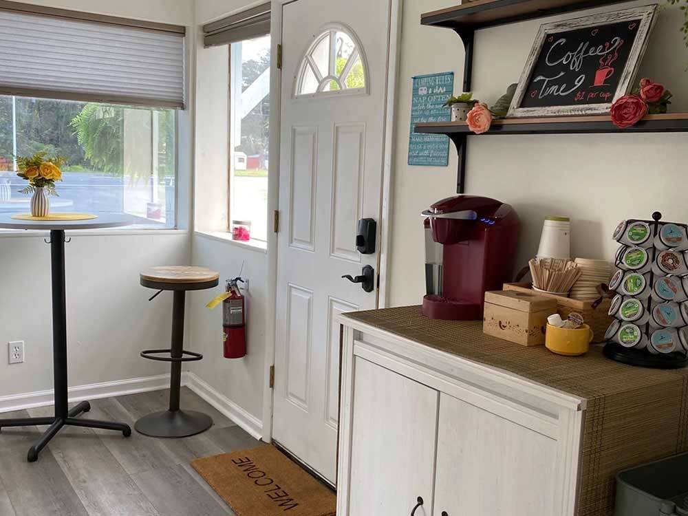 Room with table, stools and coffee machine at SUNNY OAKS RV PARK