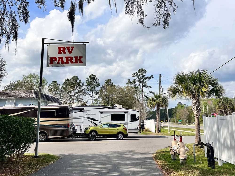 The entrance to the park at SUNNY OAKS RV PARK