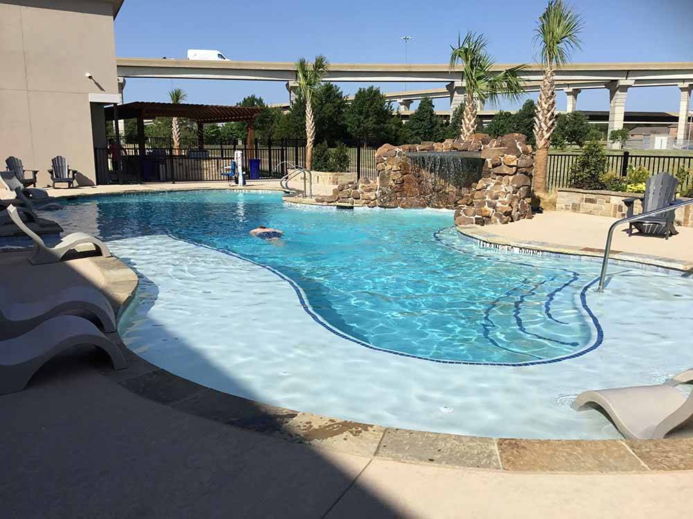 Swimming pool with a water fountain at LAKESHORE RV RESORT