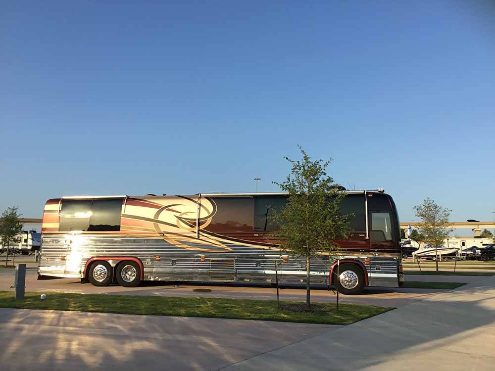A bus conversion in a paved site at LAKESHORE RV RESORT