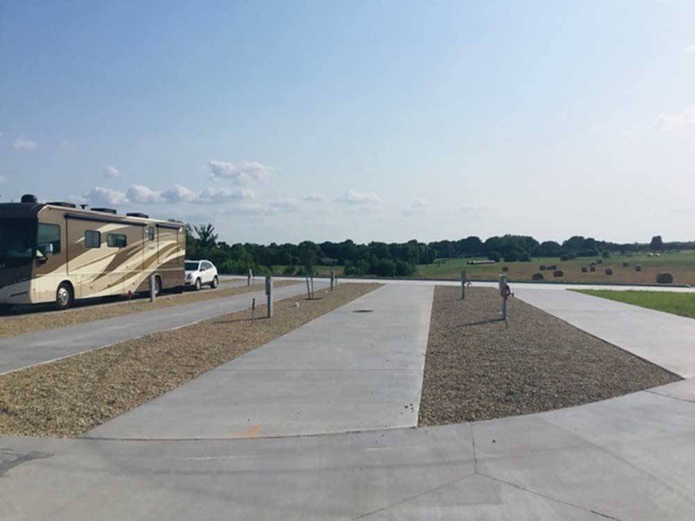 Several campsites with one motorhome at FLATLAND RV PARK