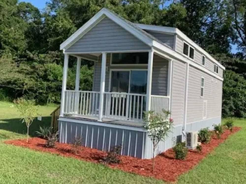 One of the cabin rentals at DREAMLAND RV PARKS