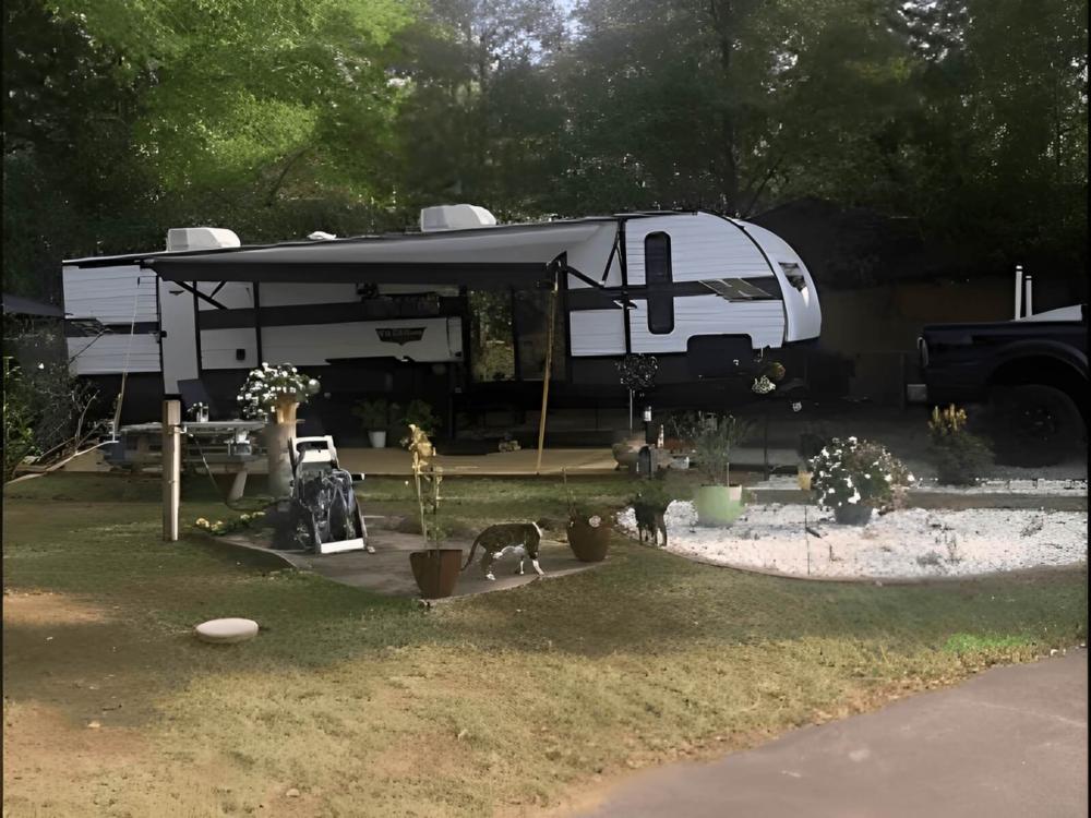 Parked trailer at site Drifters RV Park