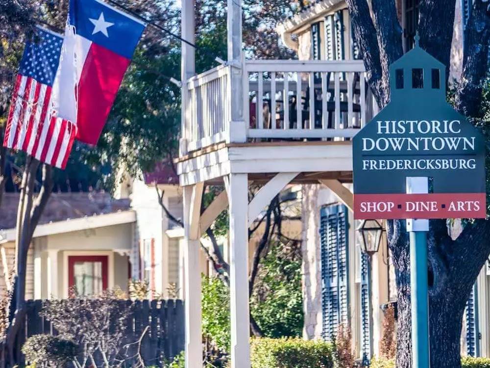 Sign for Historic Downtown Fredericksburg nearby