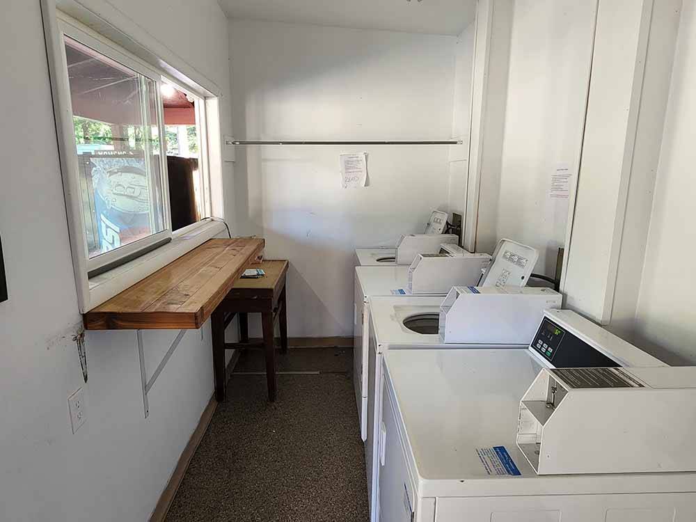 Laundry facilities for guests at LEWIS & CLARK CAMPGROUND & RV PARK