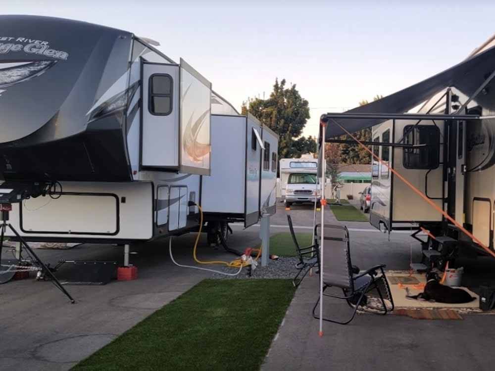 A fifth wheel trailer and trailer with it's slideouts out at CENTER POINT RV PARK