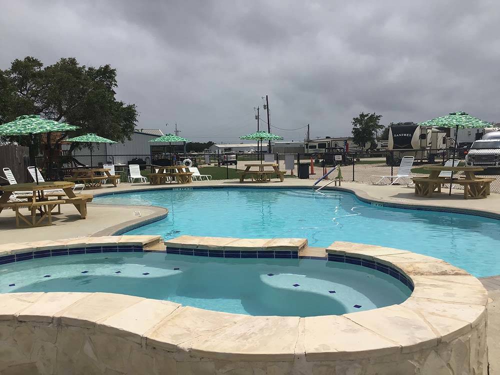The swimming pool and hot tub at PORT O'CONNOR RV PARK
