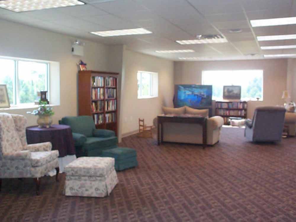 Lounge area with books and TV at TOPSAIL SOUND RV PARK