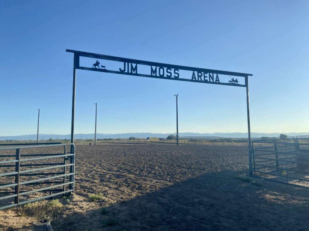 Entrance sign at Jim Moss Arena Campground