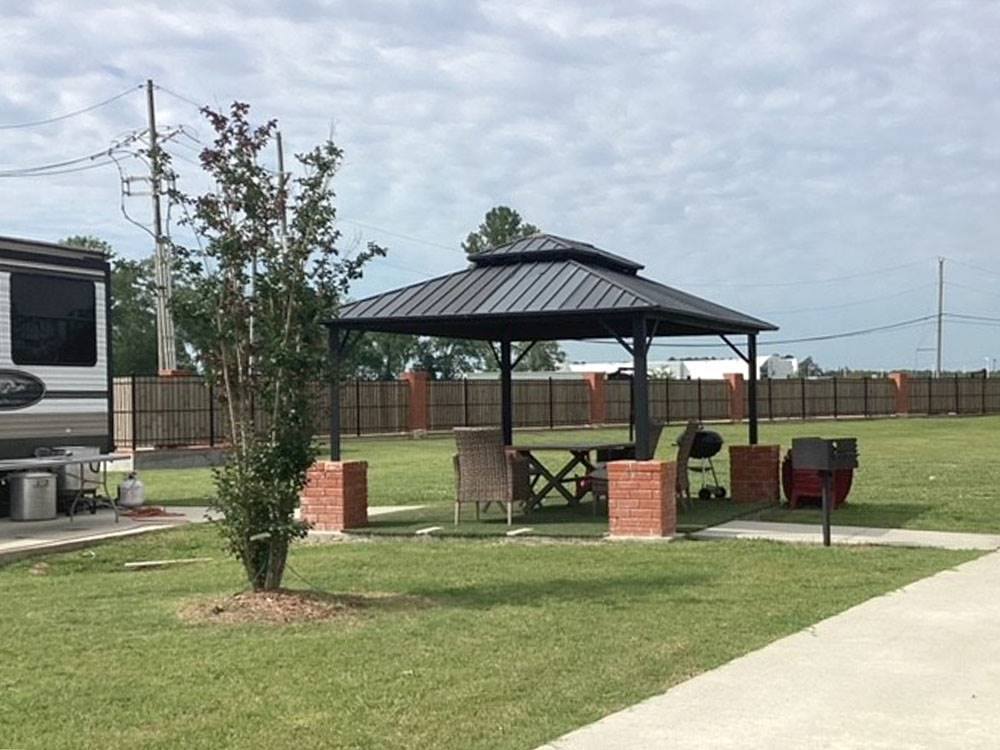 A covered sitting area at Gator RV Park