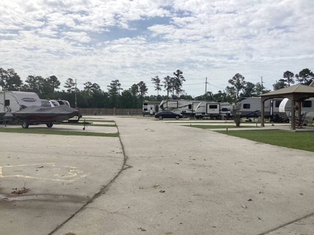 Filled sites at Gator RV Park