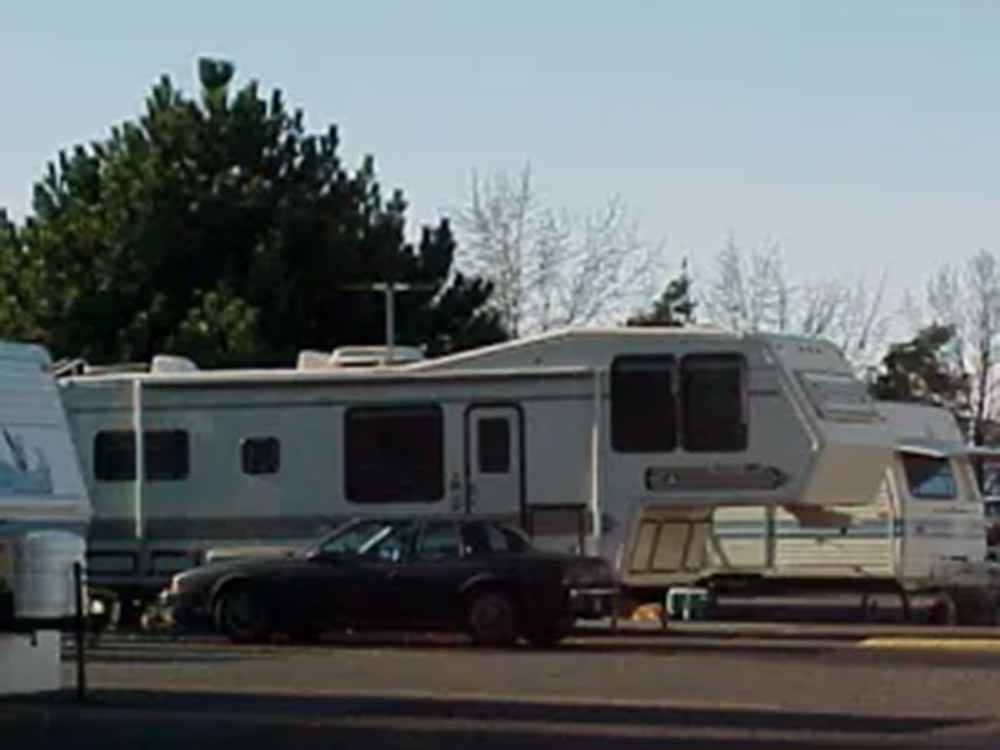 A fifth wheel parked on-site at TRI-CITIES RV PARK