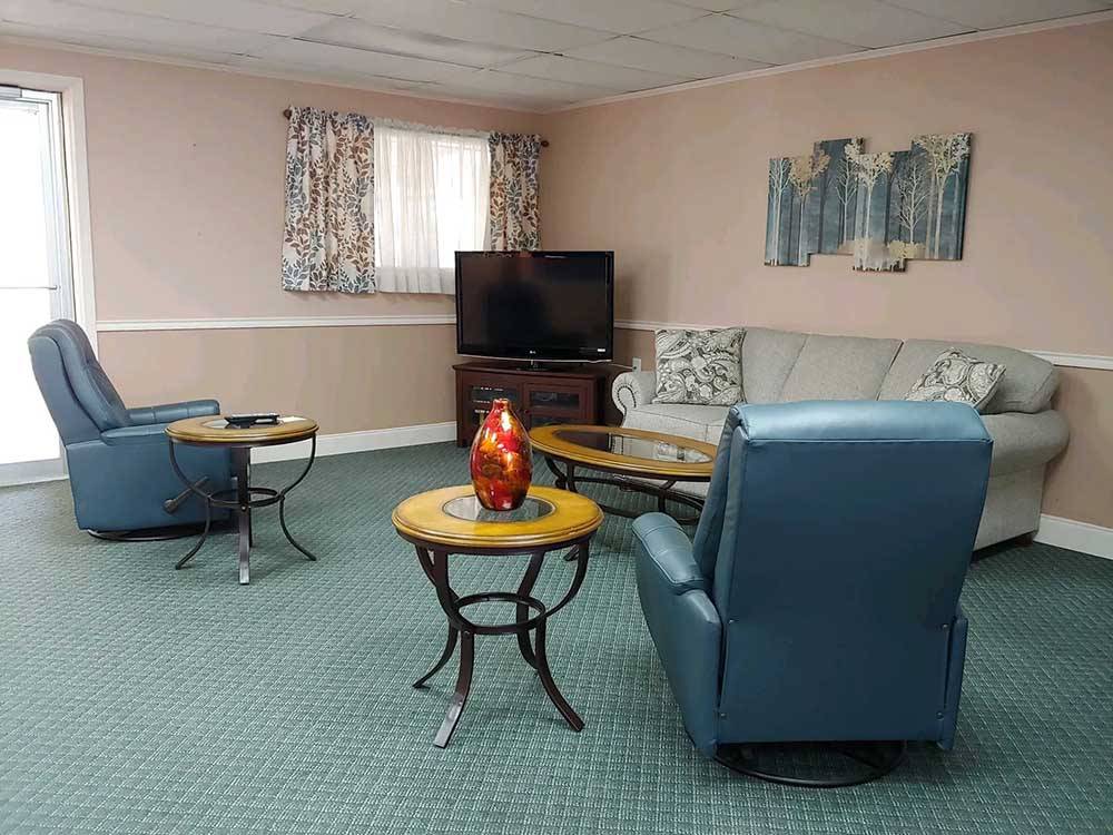 The indoor lounge at RIO VALLEY ESTATES 55+ MOBILE/RV PARK
