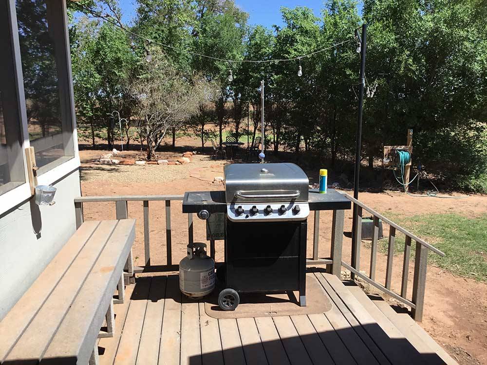 A barbecue pit on the porch at SHEPHERD FAMILY CABINS & RV CAMPGROUND