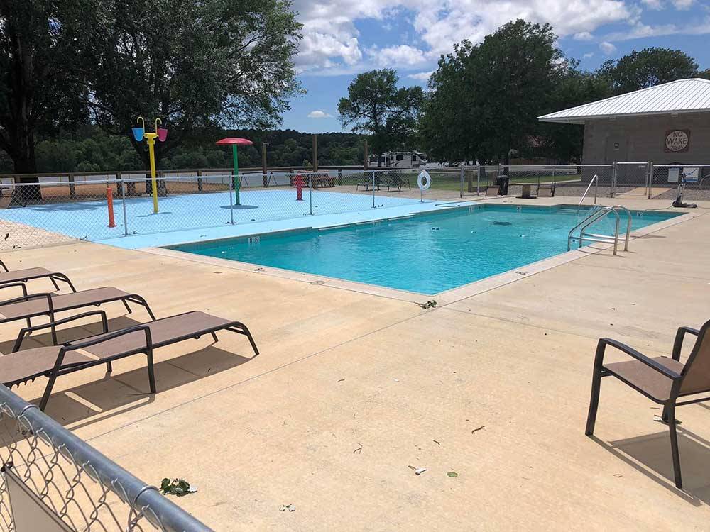 The swimming pool and splash pad at BOTEL CAMPGROUND