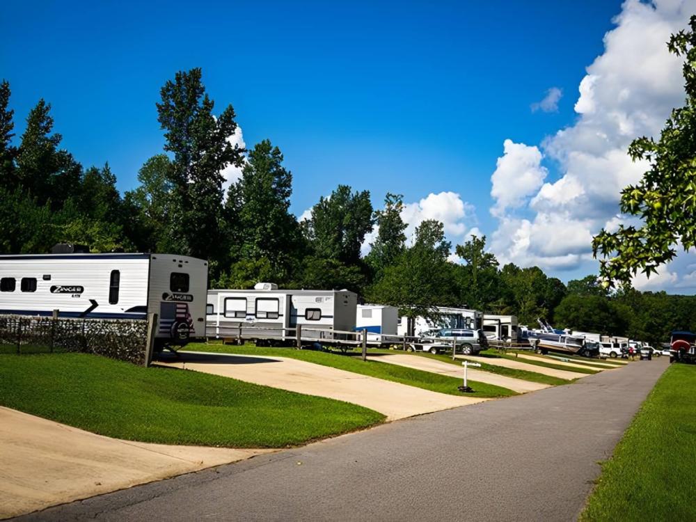 Parked RV's at site Arrowhead RV Resort at Smith Lake