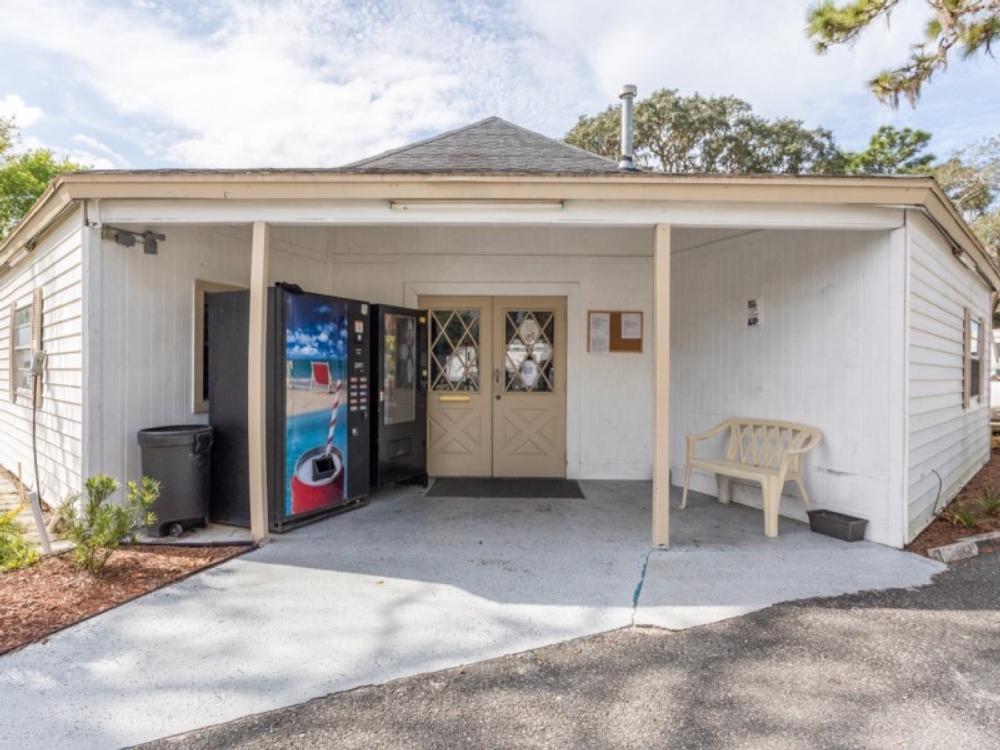 Building with vending machines at Lakewood RV Park