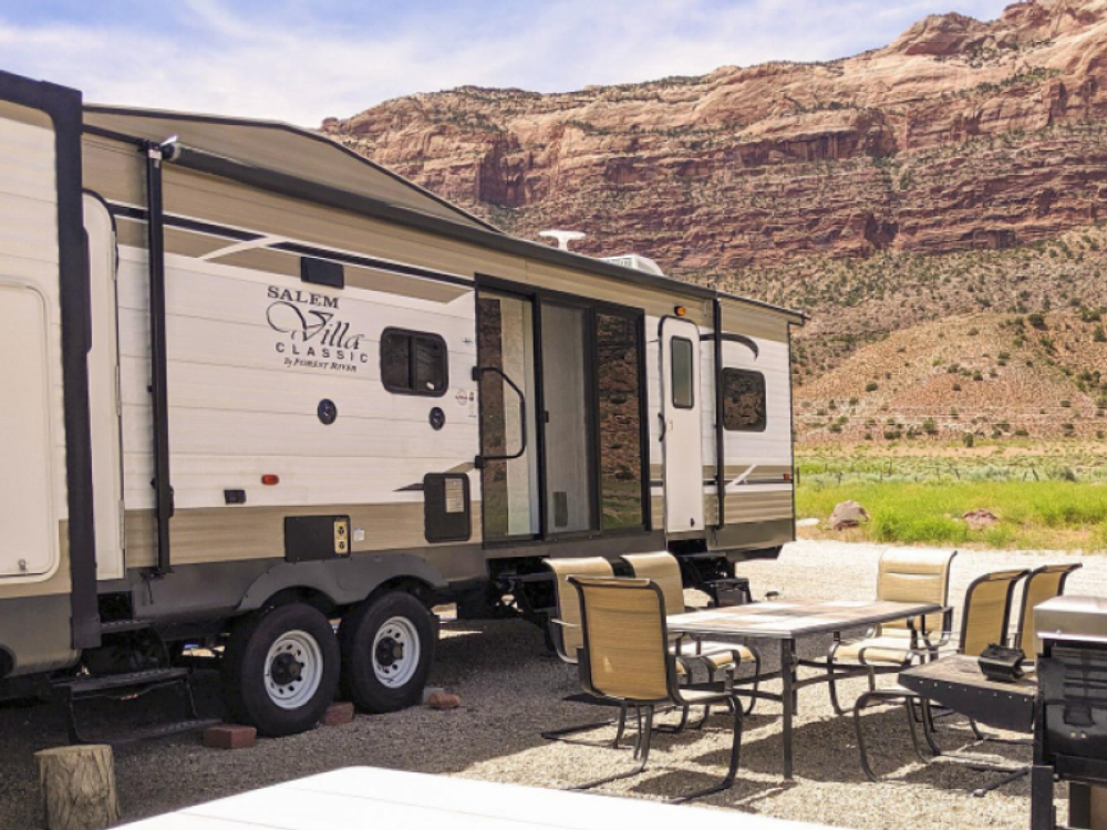 Trailer and table at Redrock Tiny Home Resort