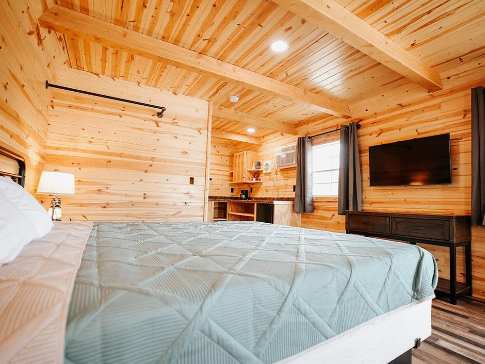 A bedroom in a rental cabin at PINE HAVEN VENUE & LODGING