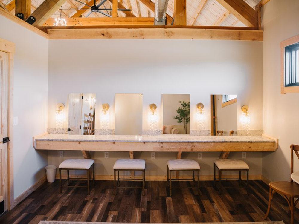 An event dressing room with seating and mirrors at PINE HAVEN VENUE & LODGING