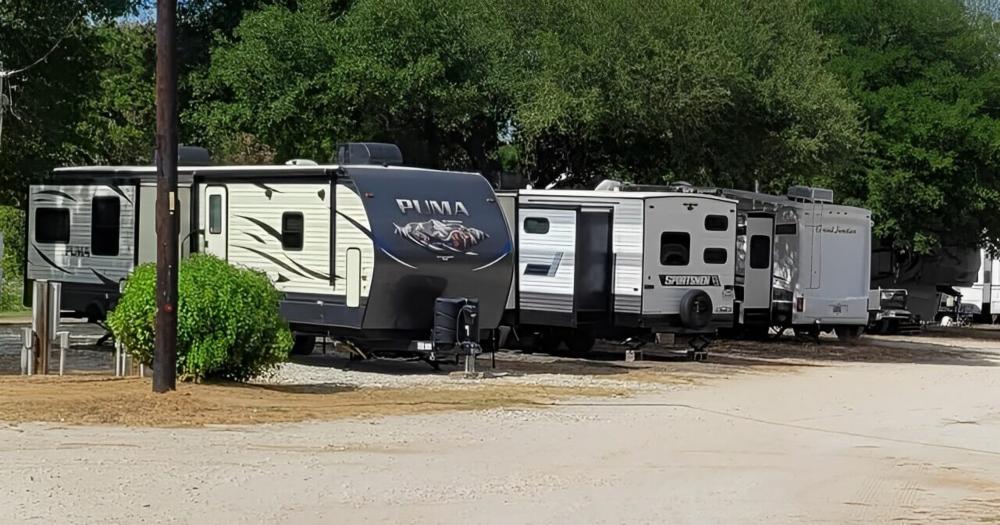 Parked trailers at site Franklin Oasis RV Park