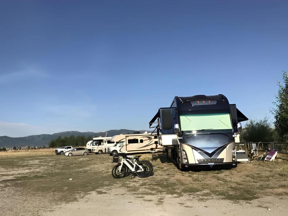 RV's parked at site 	HAPI Trails Ranch