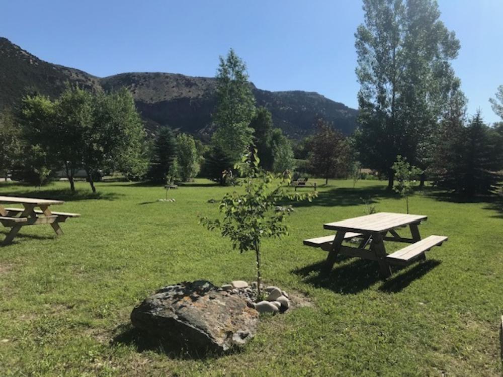 Picnic area at Aspen Grove Inn at Heise Bridge
