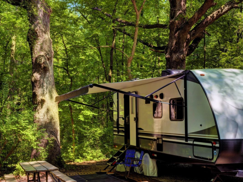 Camper with picnic table at Colinas RV Park