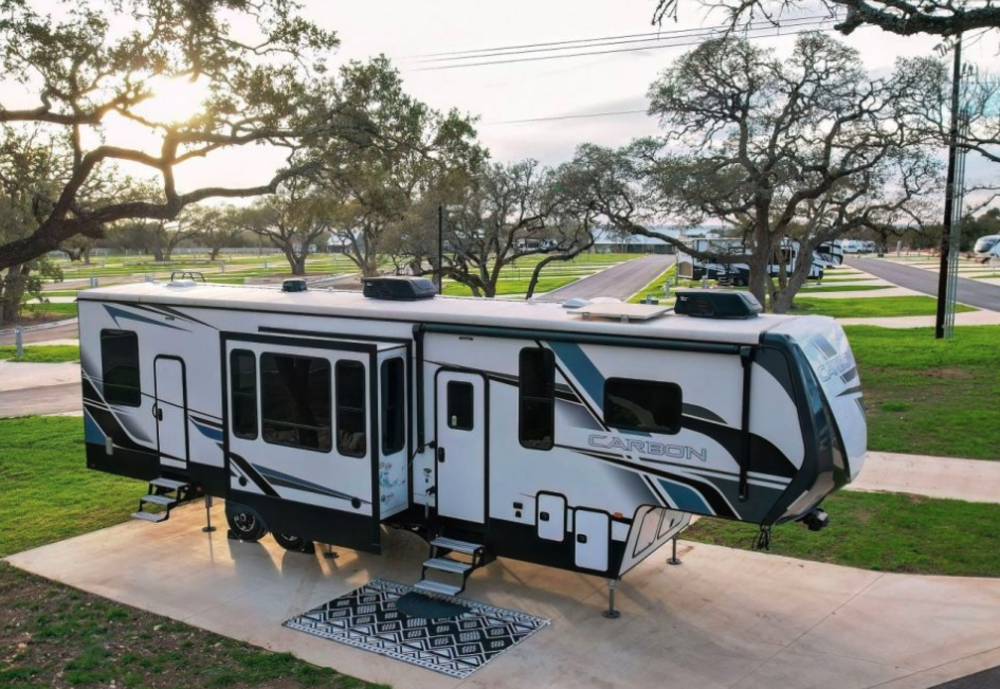 5th wheel in a paved site at Horseshoe Ridge RV Resort