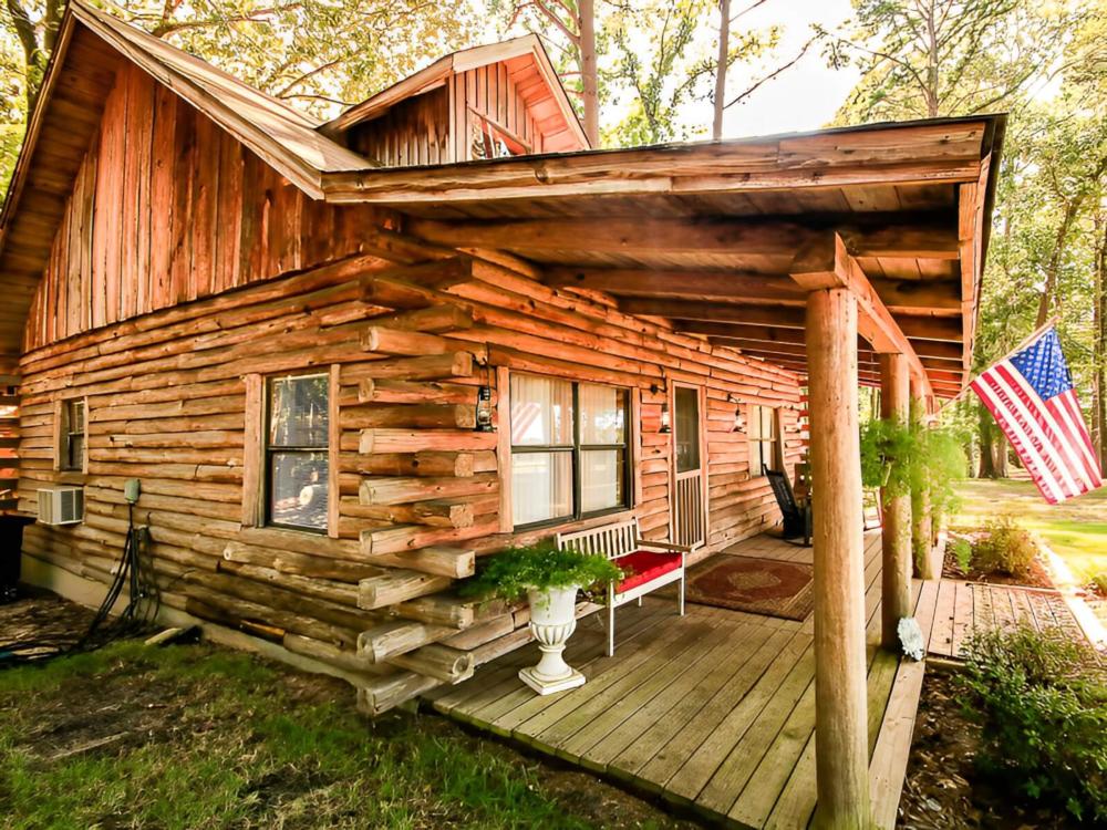 Cabin at site Cora's Cabins (Savannahs Events)