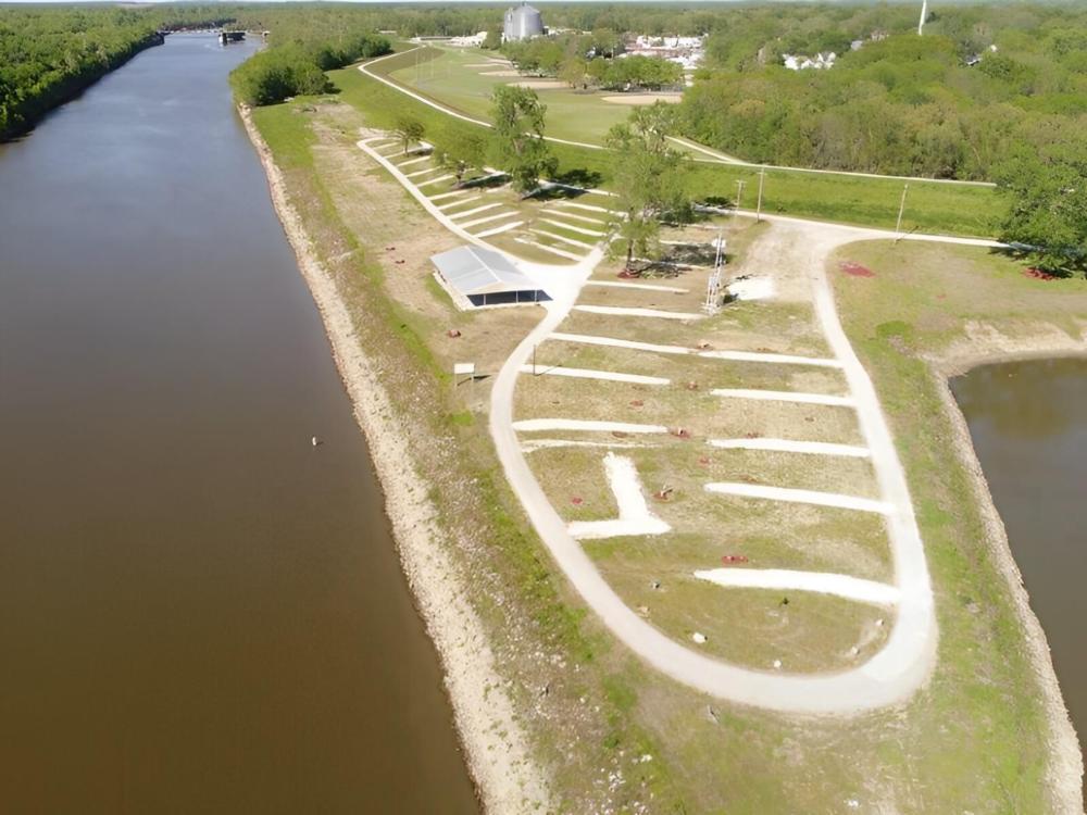 Ariel view of park by the river at Kaskaskia River Camping & RV Park