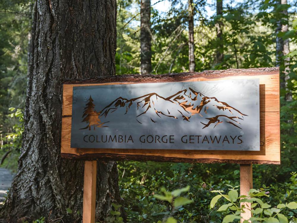 Welcome sign at site Columbia Gorge Getaways