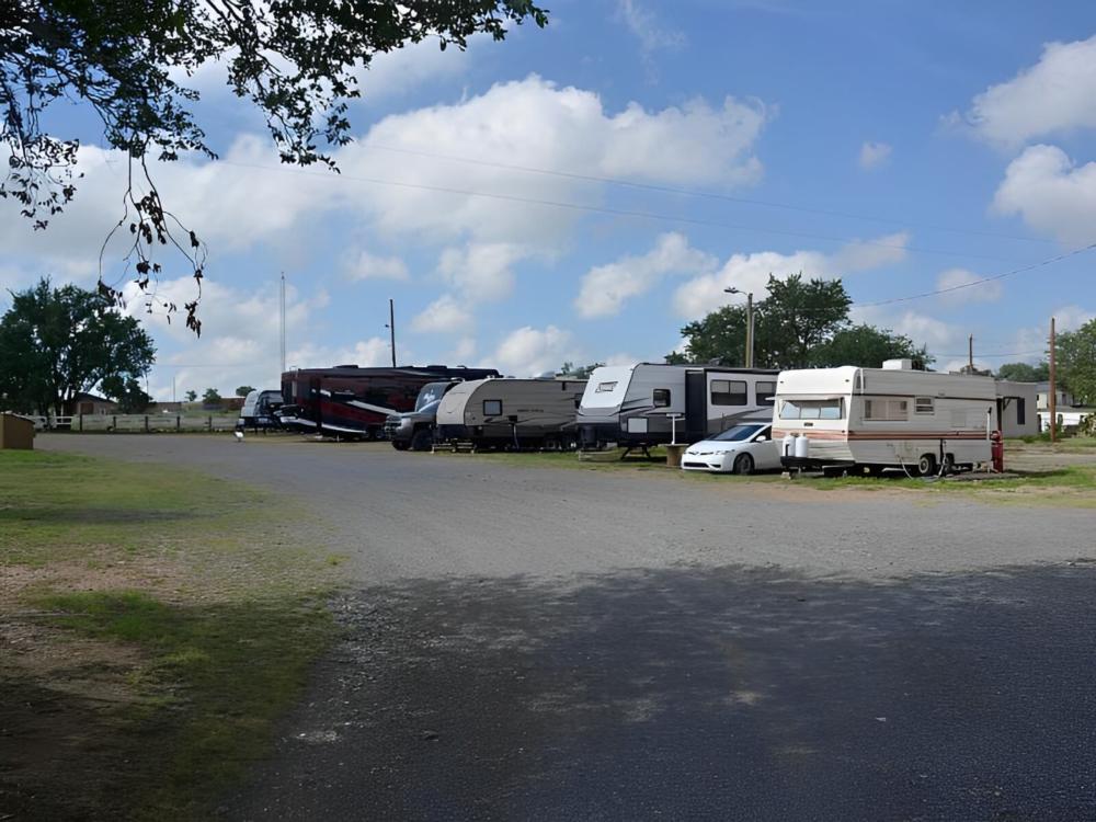 Trailers parked at site Los Ranchos RV Park