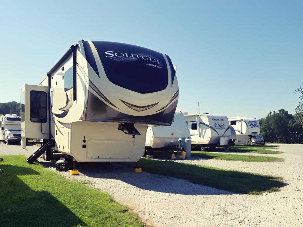 Parked trailers at site Rocky Springs RV Ranch
