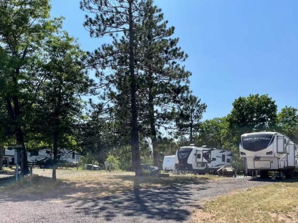 5th wheels in gravel sites at Wheelers RV Park