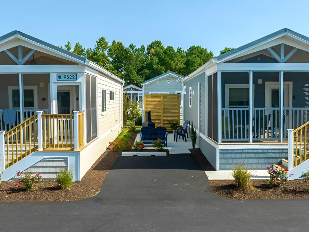 Seating area between two cottages at site Shore Point Cottages
