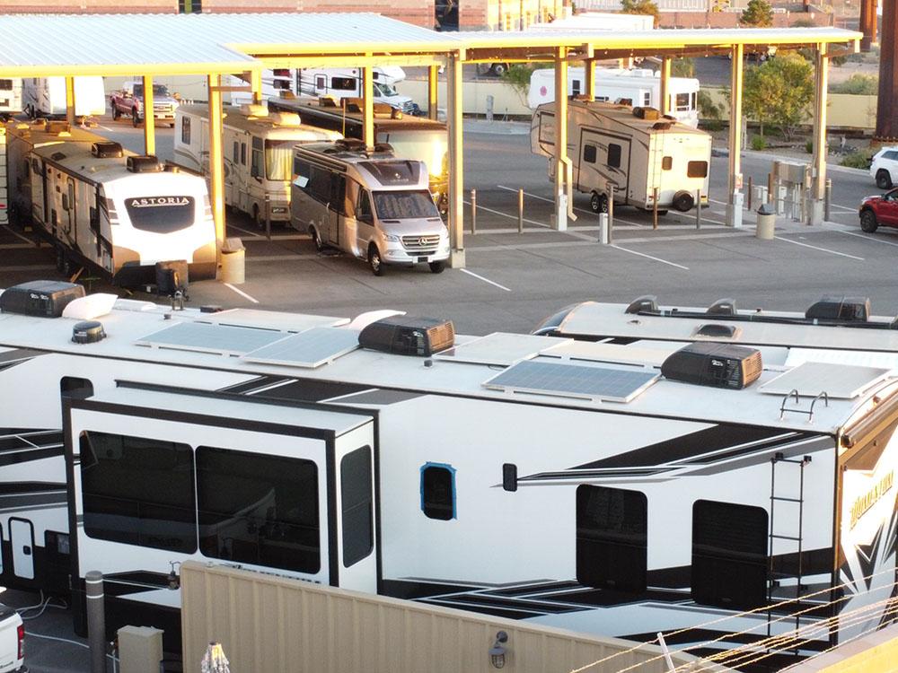 RVs in covered and uncovered sites at NOMADLAND RV STAY