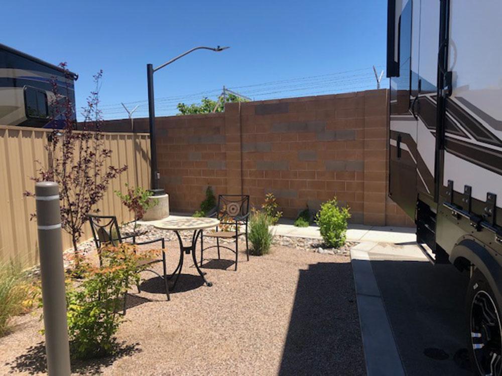 Patio furniture at site at NOMADLAND RV STAY