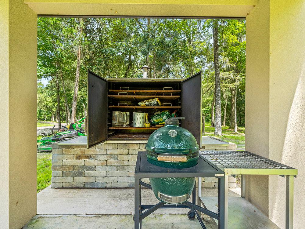 An outdoor kitchen and grill at FARM OF DREAMS RESORT