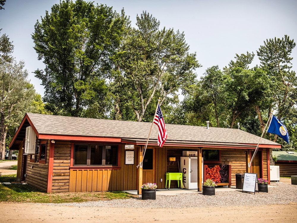 Front view of the office at LAKESHORE CABINS AND CAMPGROUND