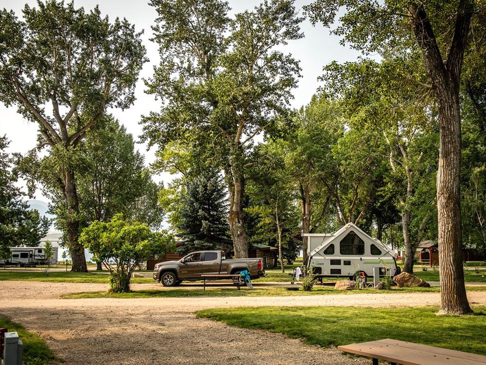 Pop up tent at LAKESHORE CABINS AND CAMPGROUND