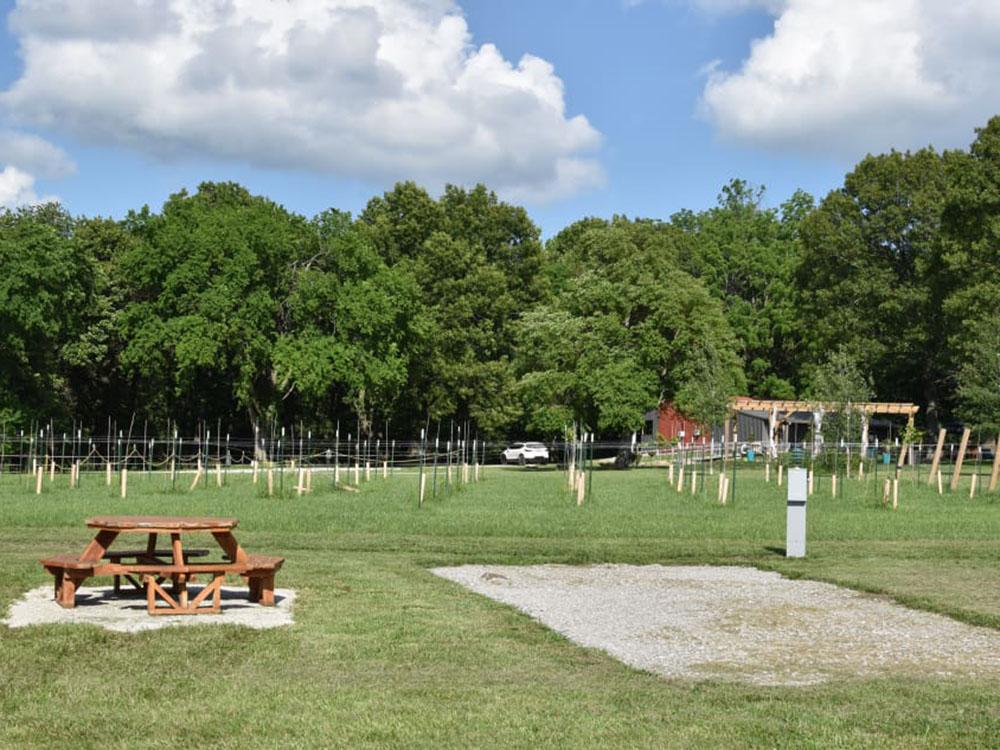 Site with table at HOPEWELL BRIDGE WINERY & RV PARK