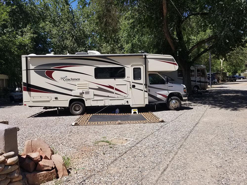 Motorhome in site at OAK CREEK MOBILODGE