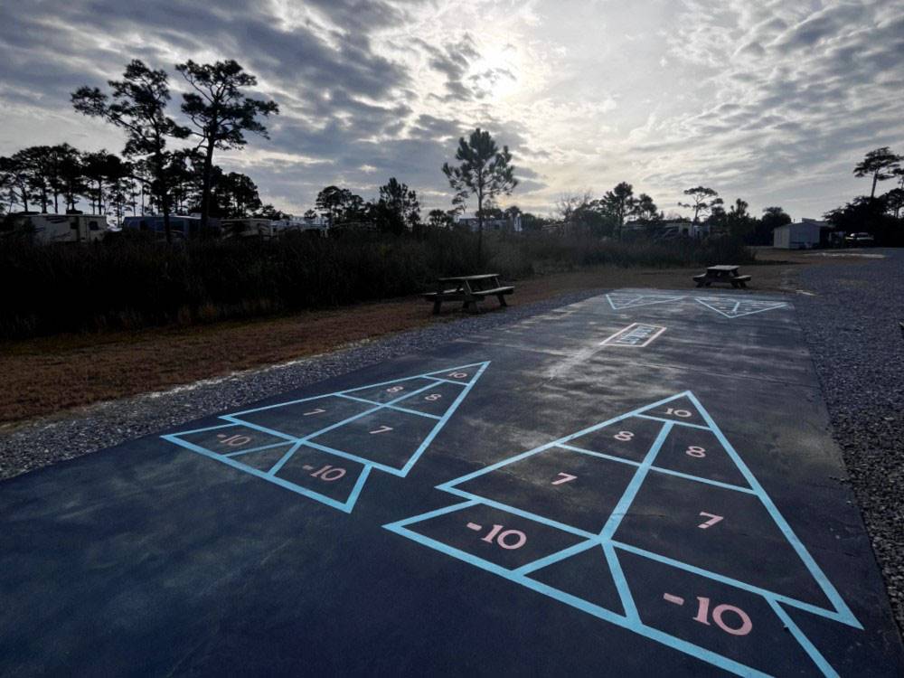 Shuffle ball court