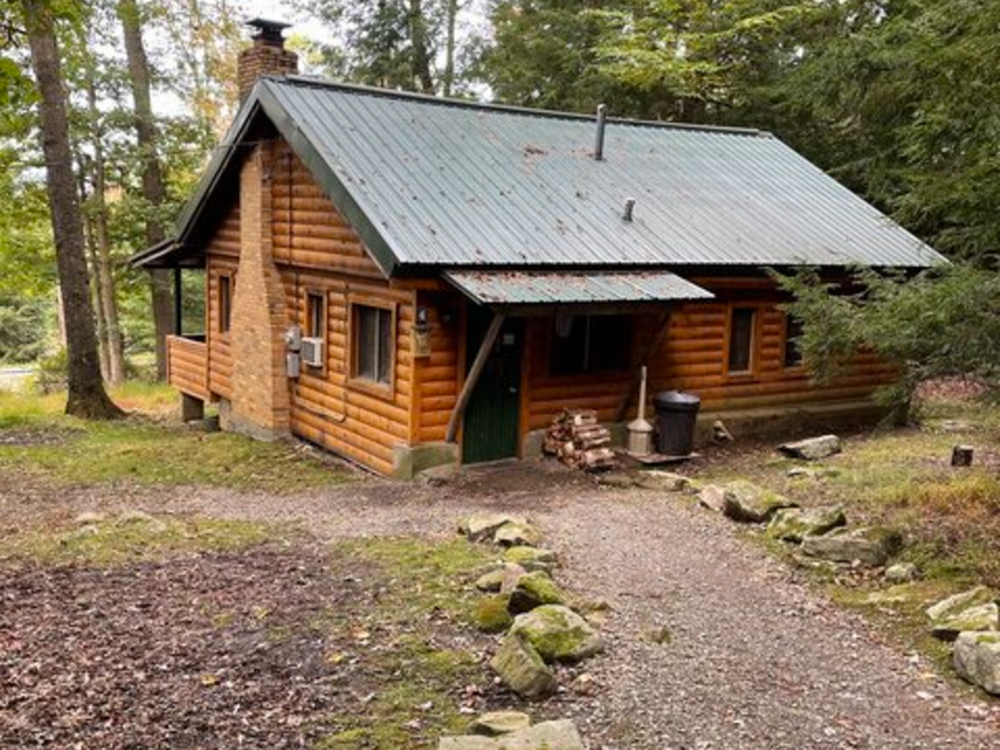 Log cabin at Hominy Ridge Cabins and Gift Shop