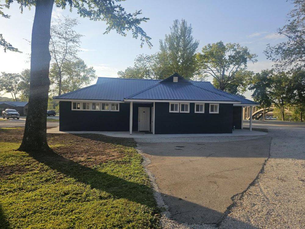 A view of restroom building at Lakeshore RV Park