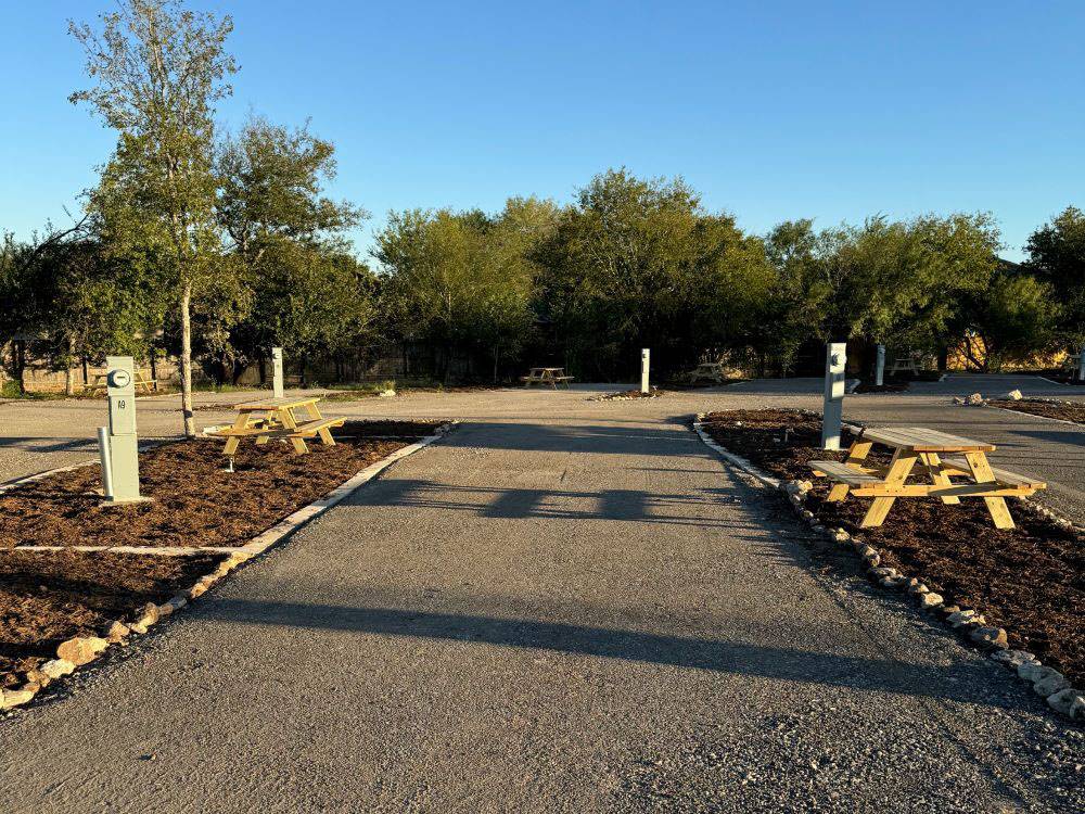 A gravel site with picnic table