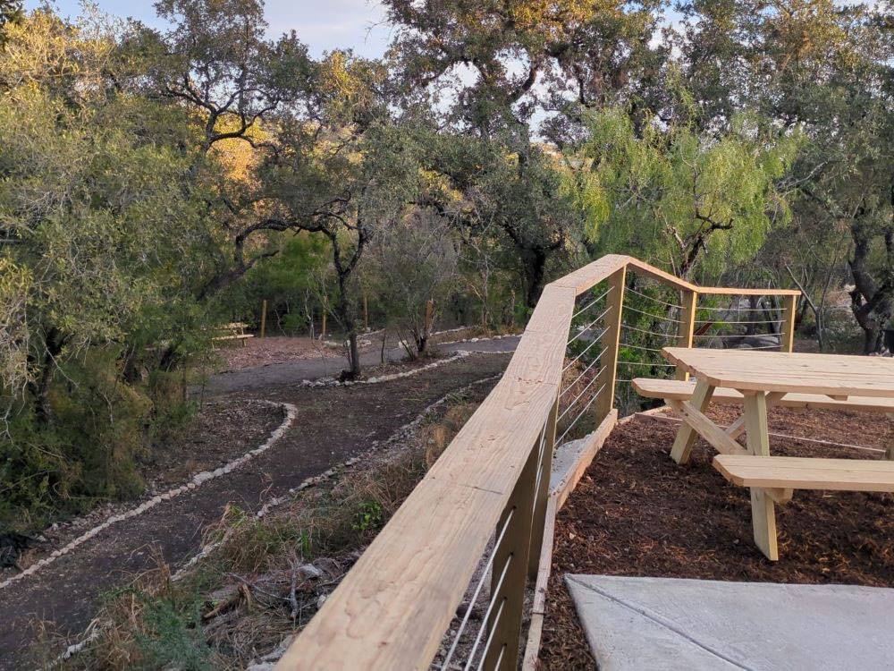 An area with fencing and picnic table